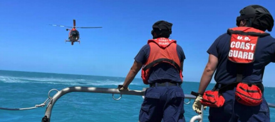La Guardia Costera acudió a un lugar a varios kilómetros de la costa de Cayo Hueso el...