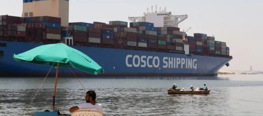 El buque portacontenedores Maersk Emerald, con bandera de Singapur, tiene 353 metros de eslora, 48...