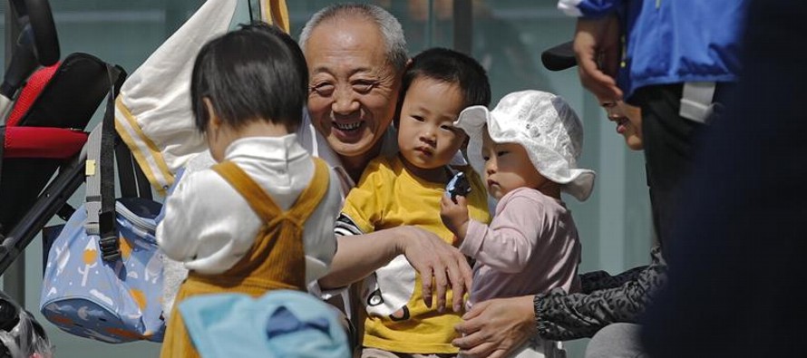 El gobierno chino limita los nacimientos desde 1980 para frenar el crecimiento de la...