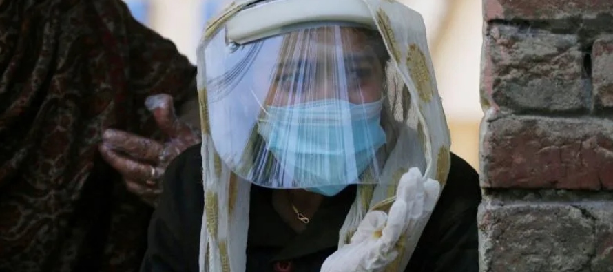 Según los datos oficiales indios, la pandemia se ha cobrado la muerte de 329,100 personas,...