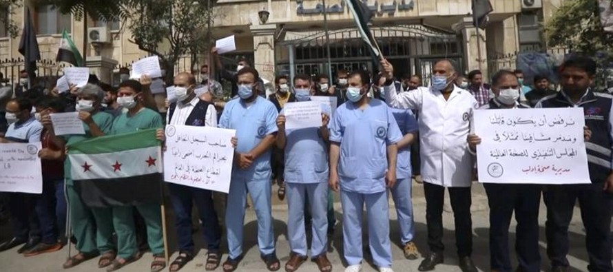 Decenas de personal médico en el noroeste de Siria, en poder de los rebeldes, protestaron en...