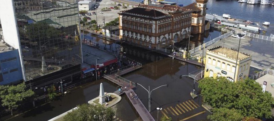 Las inundaciones ocurren en momentos en que expertos advierten que la actividad humana y el...
