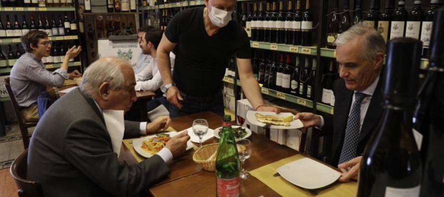 Un residente de Roma, Paolo Leoni, disfrutaba un expreso el martes en el Café Toraldo del...