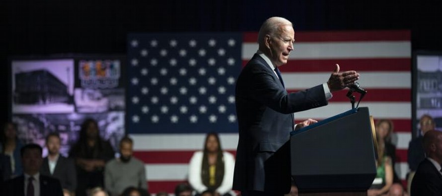 Durante una ceremonia en Oklahoma el martes, Joe Biden criticó a los legisladores en el...