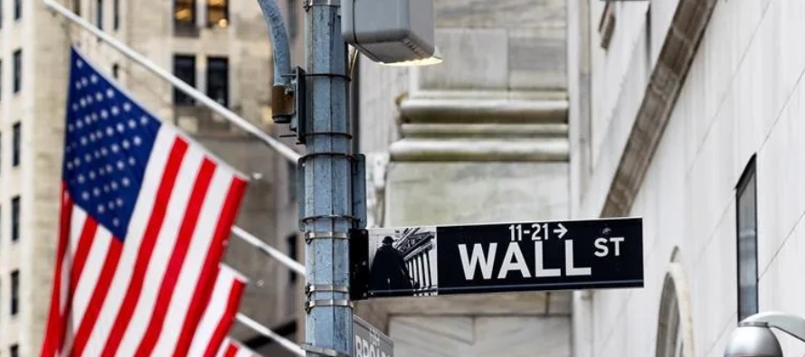 Por otra parte, Wall Street, que espera este viernes el informe de empleo mensual, se fijó...