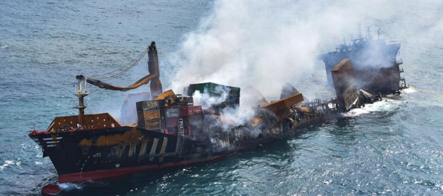 La Armada cree que el incendio fue provocado por las sustancias químicas transportadas en el...