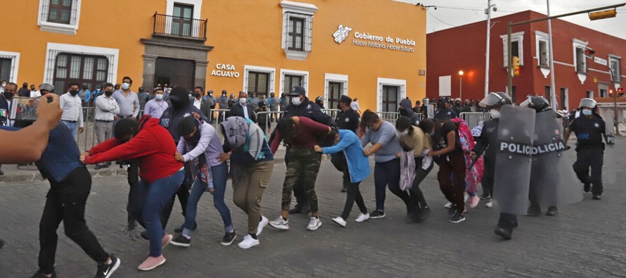 Una nueva protesta de normalistas de la escuela Carmen Serdán, en Puebla, acabó en...