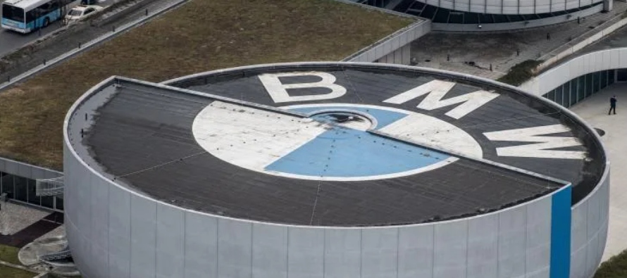 BMW produce en Dingolfing, donde trabajan 17,000 empleados, la Series 5 a 8, motores...