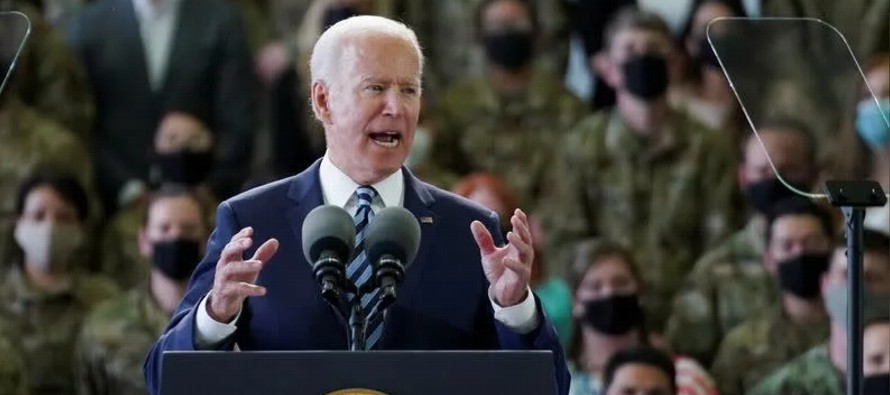 Biden dijo a periodistas al partir hacia Europa que sus objetivos eran "reforzar la alianza, y...