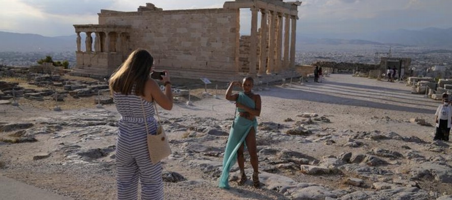 Grecia, cuya economía tiene una fuerte dependencia del turismo, empezó a recibir...