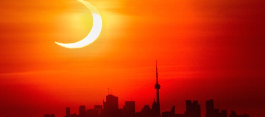 Uno de los mejores lugares para contemplar el eclipse era la población canadiense de...