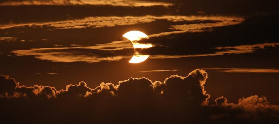 El norte de Norteamérica, Europa y Asia disfrutaron de un eclipse parcial donde el cielo...