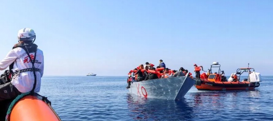 El buque Geo Barents es en estos momentos la única embarcación humanitaria que...