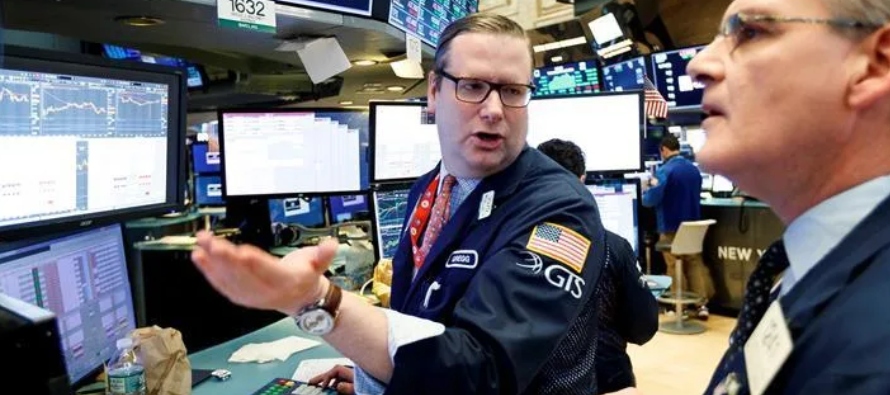 Al cierre de la sesión en la Bolsa de Nueva York, el Dow Jones bajó 94,42 puntos,...