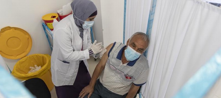 Israel, que ha reactivado el país tras inmunizar a alrededor del 85% de su población...