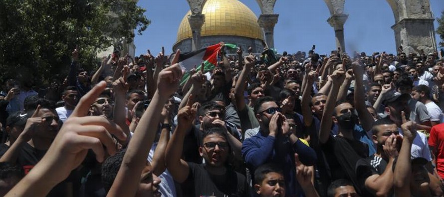 Jóvenes palestinos lanzaron piedras a los policías parados a la entrada del complejo,...