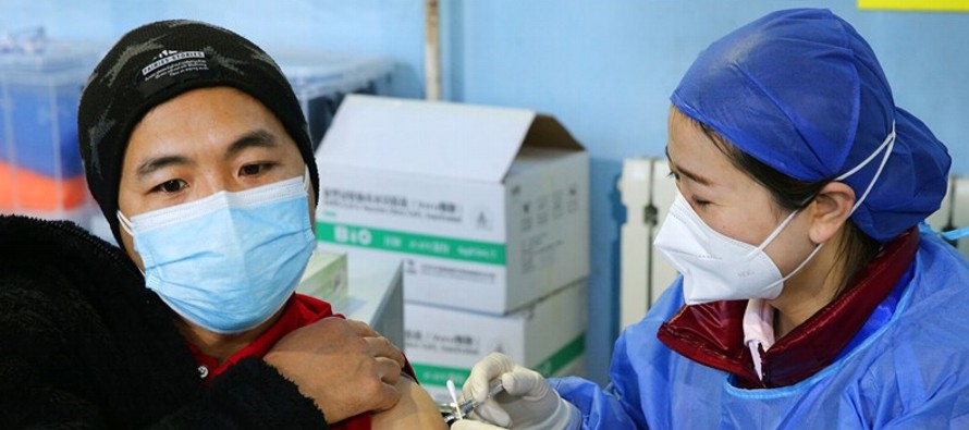 China ya ha administrado más de mil millones de dosis de la vacuna contra el coronavirus,...