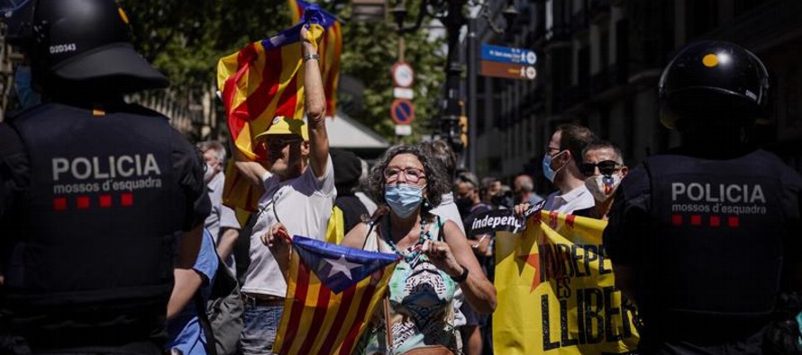 La decisión del gobierno socialista ha enfurecido a muchos españoles, sobre todo en...