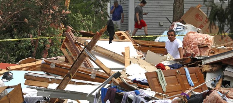 Un equipo del servicio que inspeccionó las secuelas del tornado del domingo dijo que un...