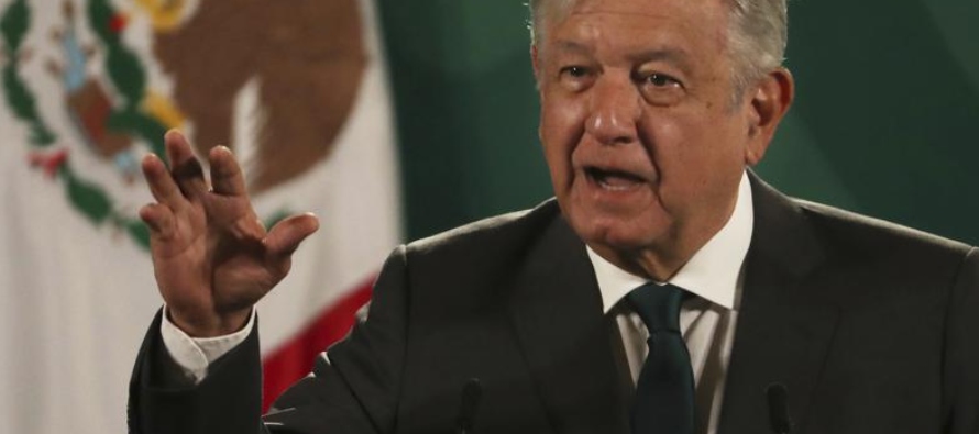 López Obrador suele asistir a sus conferencias acompañado de algunos miembros de su...