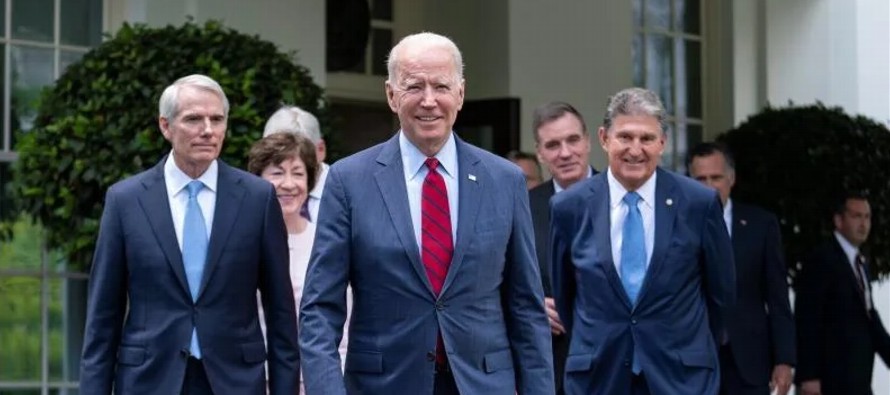 "Hemos alcanzado un acuerdo", afirmó Biden en la Casa Blanca rodeado por el grupo...