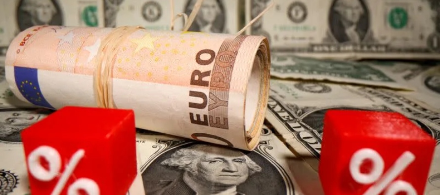 El euro bajaba un 0,25% a 1,1865 dólares, mientras que la libra cotizaba casi estable a...