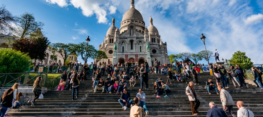 El número de estadounidenses en París sigue siendo modesto, pero los turistas...