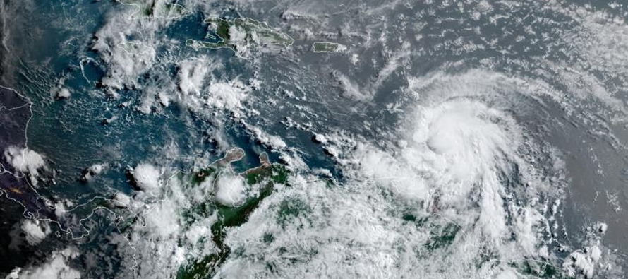 Fuertes lluvias y vientos azotaron a Barbados mientras el huracán de categoría 1 se...