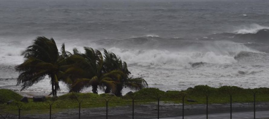 El huracán Elsa avanzaba hacia Haití y República Dominicana el sábado,...