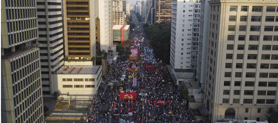 Los manifestantes se reunieron en cientos o miles en más de 40 ciudades del país para...
