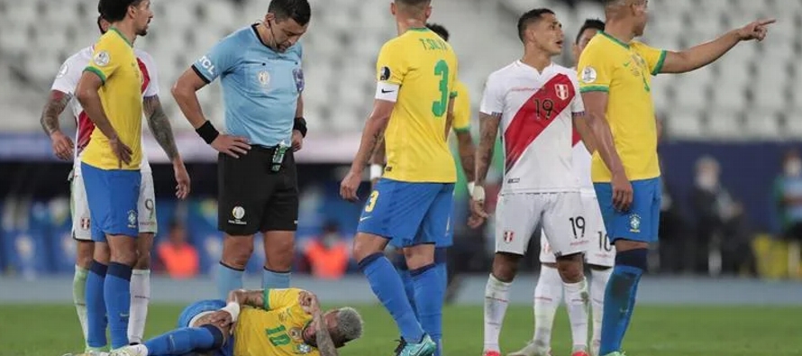 El delantero criticó al árbitro del encuentro, a quien la selección peruana le...