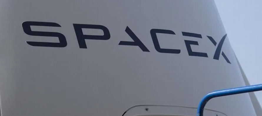 La cápsula de la SpaceX tenía previsto este martes separarse del laboratorio orbital,...