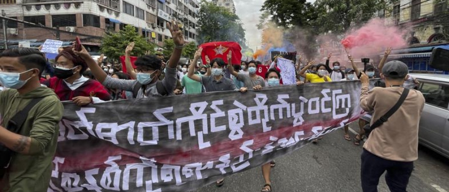 Protestas similares se realizaron en Mandalay, la segunda ciudad más grande del país,...