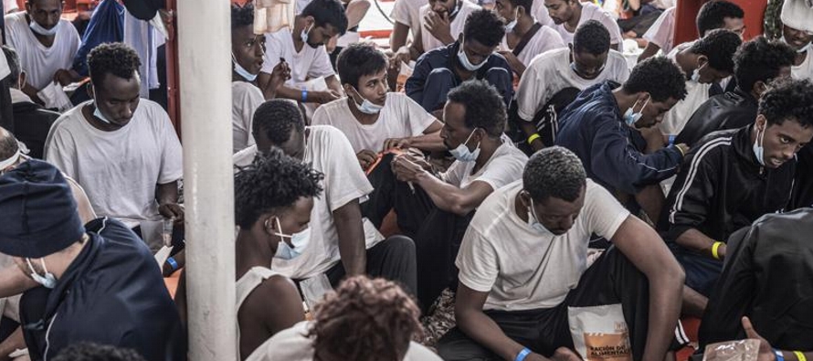 Entre aquellos a bordo del Ocean Viking están 369 migrantes rescatados el 4 de julio de una...