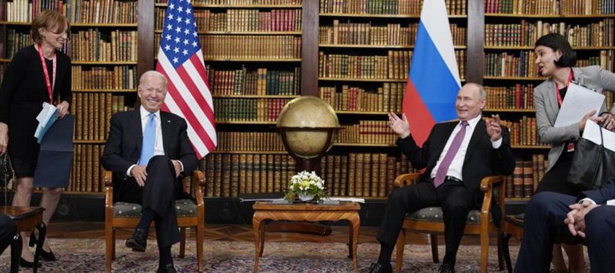 Biden afirmó a reporteros que Estados Unidos y Rusia han “establecido un medio de...