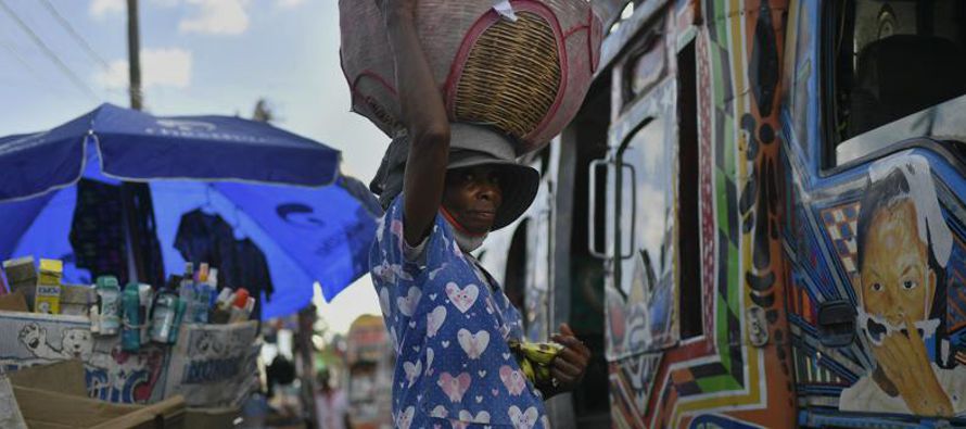Aunque la violencia se ha concentrado en la capital Puerto Príncipe, ha afectado la vida a...