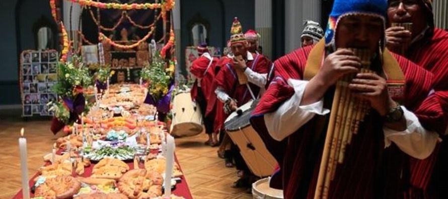 La alcaldesa de El Alto, ciudad vecina de La Paz, autorizó la fiesta folclórica en...