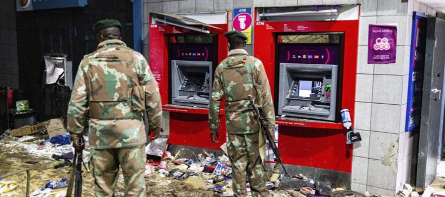 Los saqueos continuaban el martes en Johannesburgo, en centros comerciales de la región como...