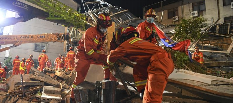 Un total de 23 personas fueron restiradas de entre los escombros del hotel Kaiyuan, el cual...