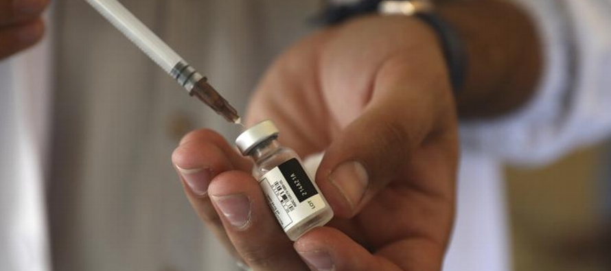 A nivel mundial los expertos están estudiando los efectos de las vacunas para determinar si...