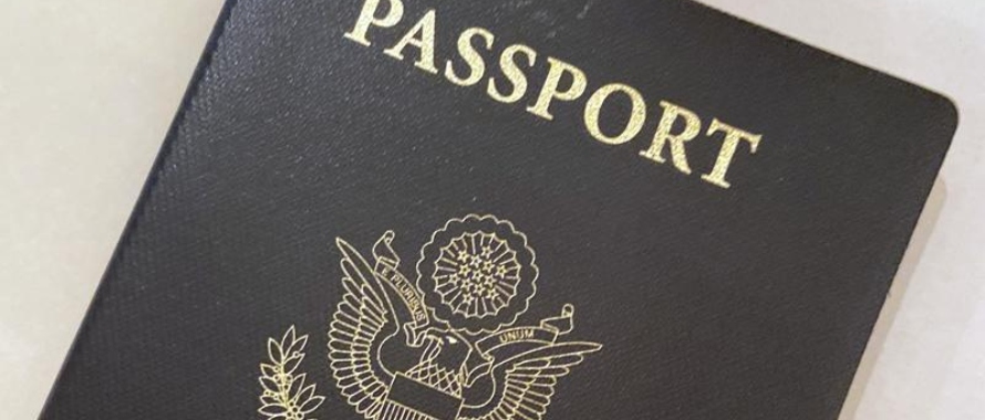 “Alentamos realmente a la gente a solicitar o renovar sus pasaportes al menos con seis meses...