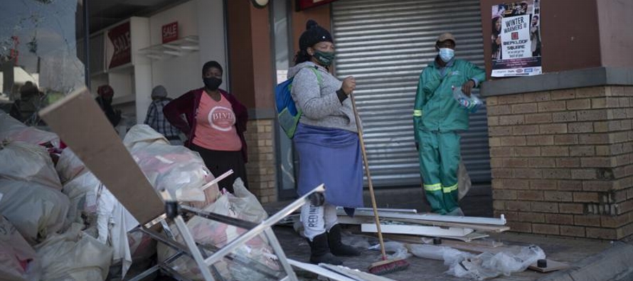 Las protestas en los municipios de Gauteng y Kwa-Zulu-Natal dieron lugar a saqueos de tiendas, pero...