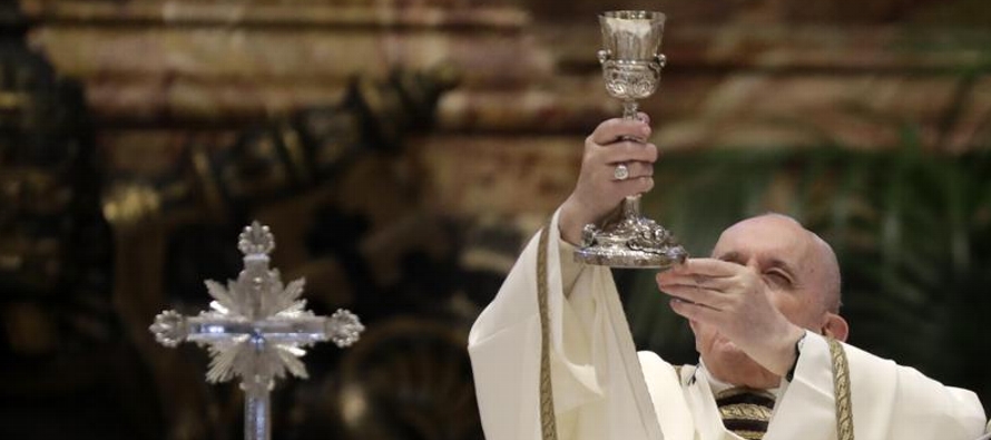 Francisco volvió a imponer las restricciones sobre la celebración de la misa latina...