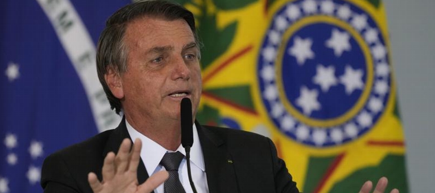 Bolsonaro, quien fue ingresado el miércoles en el Hospital Vila Nova Star de Sao Paulo con...