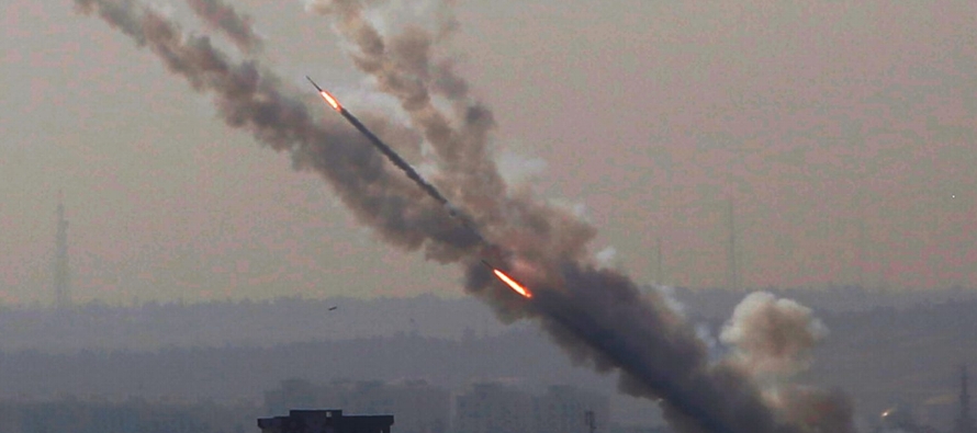 Las defensas antiaéreas israelíes interceptaron uno de los cohetes, mientras que el...