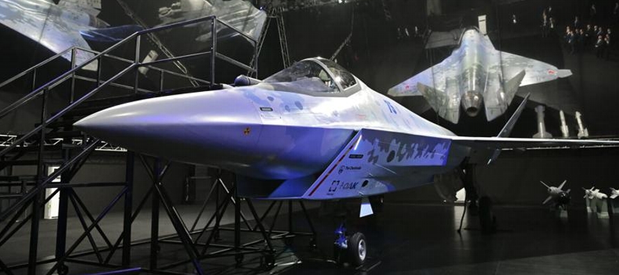El presidente Vladimir Putin inspeccionó el futuro avión de combate, presentado con...
