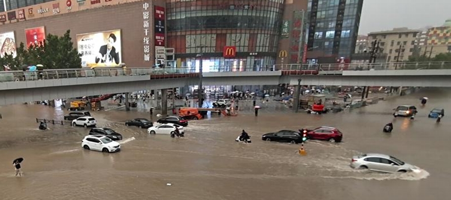 Las lluvias torrenciales convirtieron las calles en ríos e inundaron estaciones del metro y...