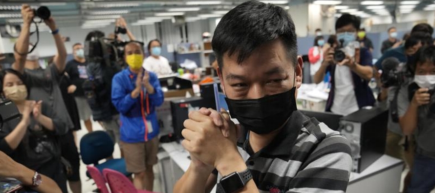 Lam Man-chung, quien era el director en jefe del Apple Daily, fue arrestado bajo sospecha de...