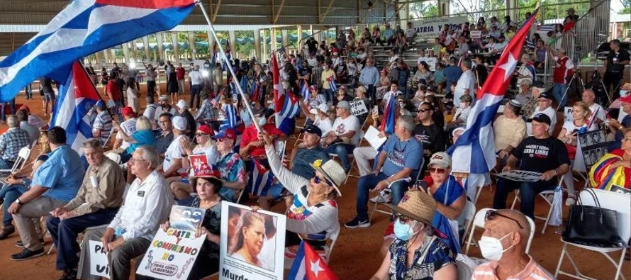 Decenas de cubanos se reunieron este miércoles en el Tropical Park de Miami-Dade, condado...