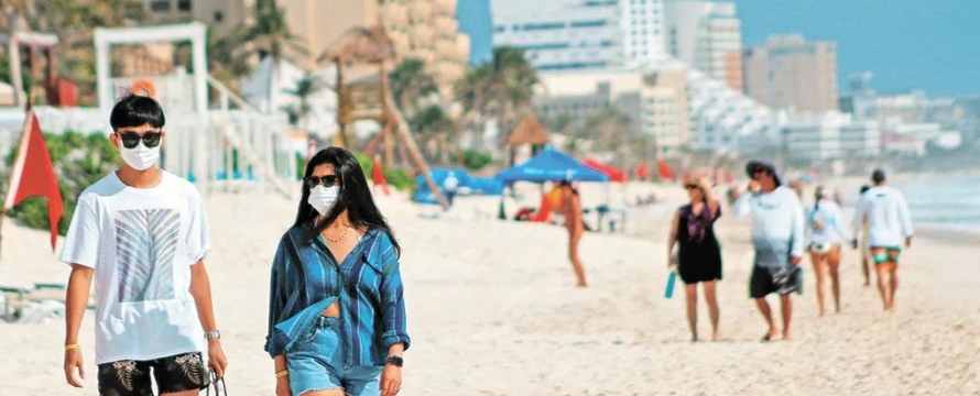 Dado que México no ha restringido los viajes durante la pandemia, turistas tanto nacionales...